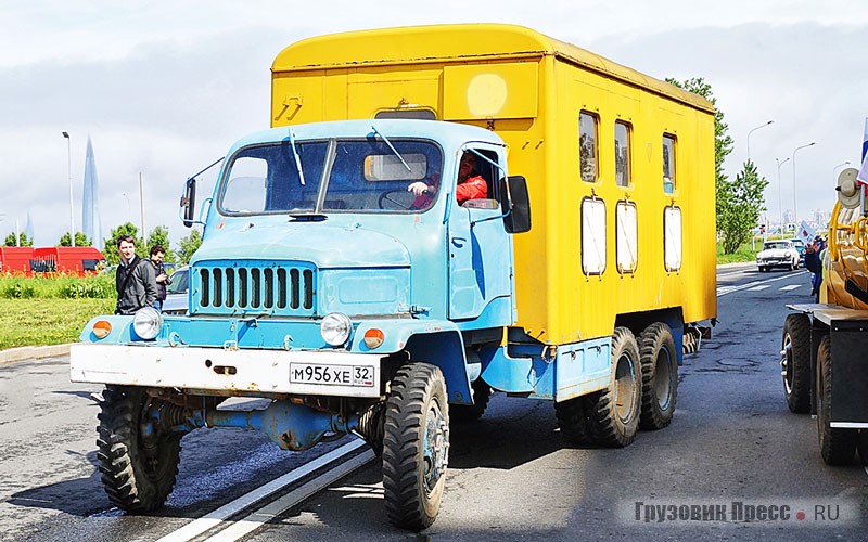 [b]Трёхосный полноприводный грузовик Praga V3S, 1980 г.в.[/b] <br />Самым ярким грузовым экспонатом парада стала эта «Прага», купленная питерским коллекционером в Брянске. Трёхосный полноприводный грузовик с полукапотной кабиной и оснащённый дизелем воздушного охлаждения от «Татры» – настоящая гордость производителя, выпускавшаяся много лет кряду. В СССР такие машины поставлялись небольшими партиями в качестве медицинских спецмашин, для работы в сельской местности и в условиях бездорожья. Часто они были приписаны к больницам – в надстройке этой «Праги», в частности, был оборудован мобильный рентген-кабинет