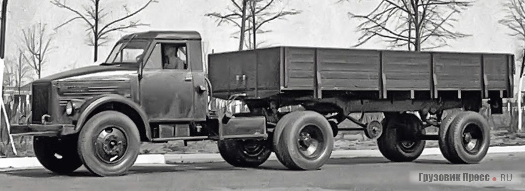 Опытный образец автопоезда постройки Горьковского автозавода в составе седельного тягача (раннего ГАЗ-51 с деревянной кабиной, седельным устройством и дополнительным внешним топливным баком) и бортового полуприцепа, оснащённого тормозной системой с приводом от тягача. Территория ГАЗа, начало 1950-х