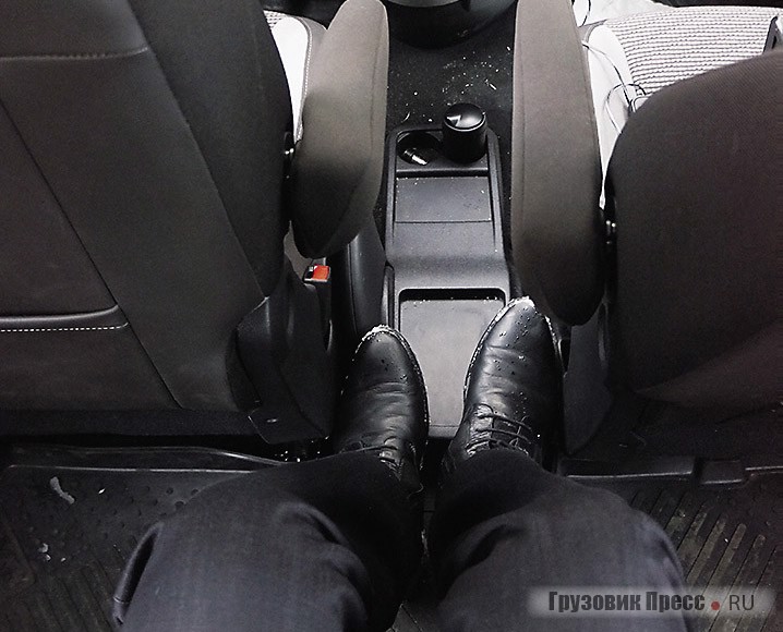 Средний пассажир может вытянуть ноги в проход между креслами