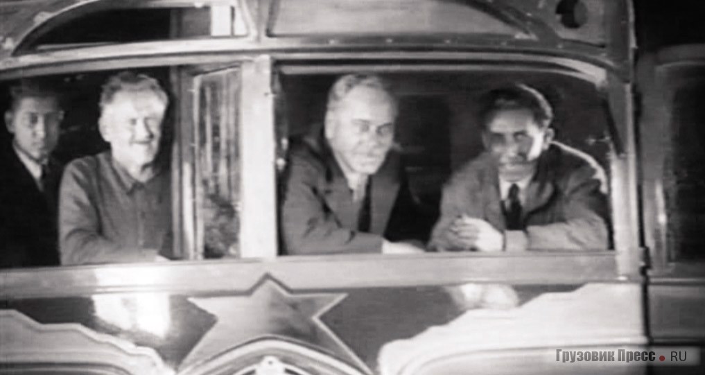 За несколько месяцев до пуска первой очереди троллейбуса – его строители и создатели. Третий слева Иван Герман, конструктор ЛК-1