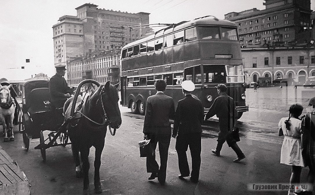 Гужевой транспорт уступил место автомобилям и троллейбусам за одно десятилетие, и уже в конце 1930-х годов это был как далёкий привет из прошлого…