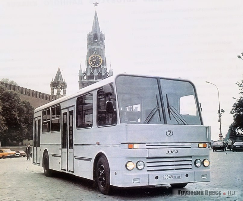 Автобус сборки ЭЗСА на Красной площади в Москве