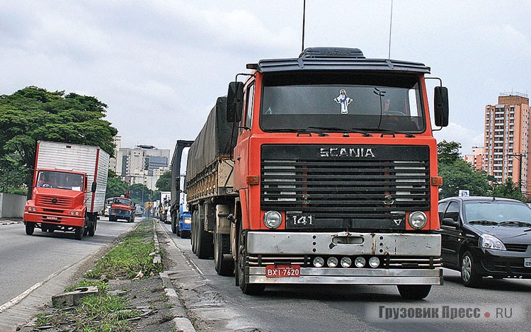 Безносые Scania предыдущих поколений встречаются на дорогах не часто. Вплоть до 2000-х бразильские транспортные компании сомневались в достоинствах бескапотной компоновки «кара чата»