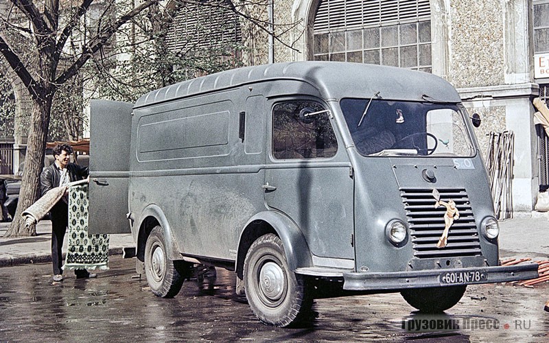Фургоны Renault образца 1947 г. назывались просто, по грузоподъёмности – 1000 kg и 1400 kg. Различить их удавалось только по размеру шин. В 1960 г. парочка получит имена Voltigeur и Goélette. До 1965 г. выпустят 124 570 этих моделей. Облицовка украшена «девочкой на роликах» – жестяным фетишем производителя масел Veedol. Такие Veedol-girl были очень популярны в ФРГ, а во Франции и в особенности на малотоннажных машинах встречались редко