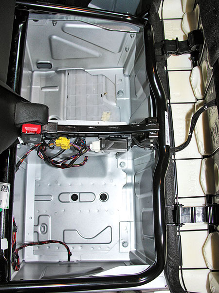 Сегментно открывающиеся «багажники» под подушками пассажирского сиденья, электронные блочки электрообогрева немного мешают размещению багажа