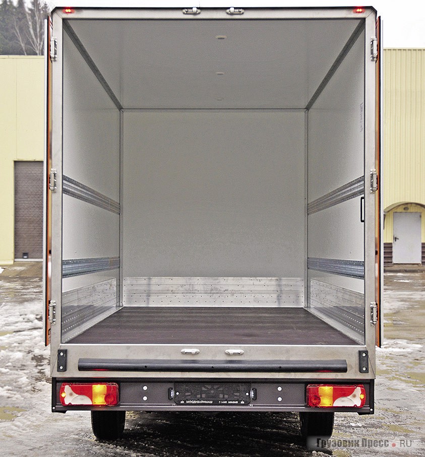 Обычный промтоварный фургон «Мосдизайнмаш-2758Т4» не предполагает каких-либо излишеств, его кубатура рассчитана только для максимальной вместимости стандартных палет и коробок