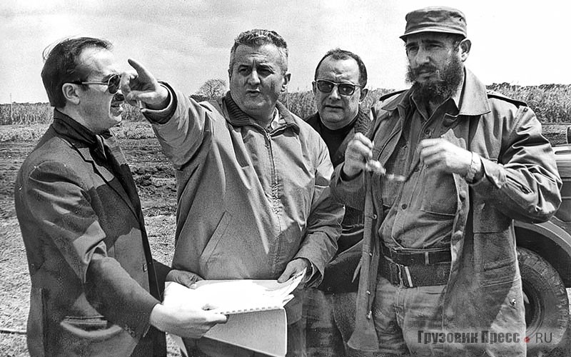 Поль Берлие объясняет Фиделю Кастро, как будет располагаться технический центр Berliet в порту Мариель, 1970 г.