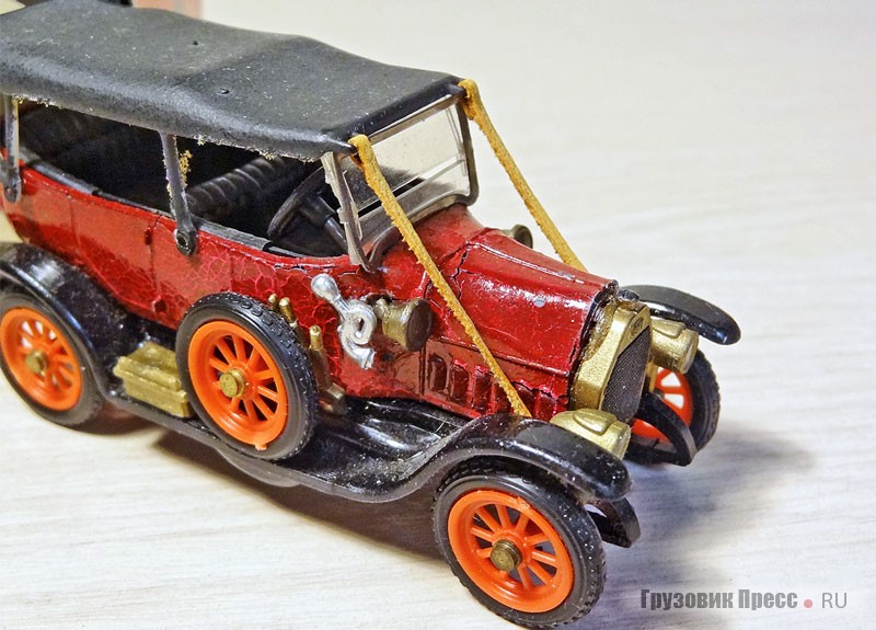 Fiat ZERO, 1912 г., М1:43, DUGU-RIO, Италия. Резиновые колёса и пластмассовые диски в идеальном состоянии, в то время как кузов машины почти полностью саморазрушился
