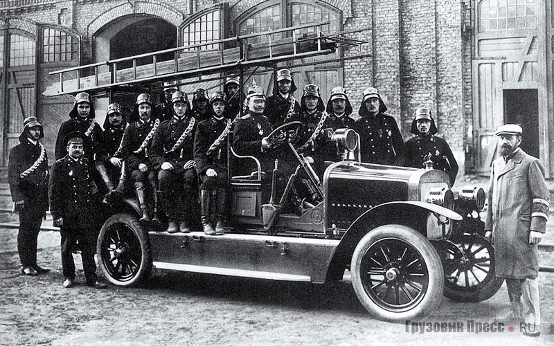 Пожарная машина «Русско-Балтийский D 24/40 HP» шасси № 405 Петровского добровольного общества в Риге, 1913 г.