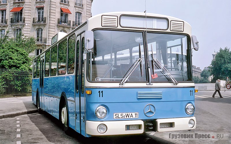 Пригородный автобус Mercedes-Benz O 307. В 1972 году стандартный кузов прошёл фейслифтинг, который коснулся передних и задних кромок крыши