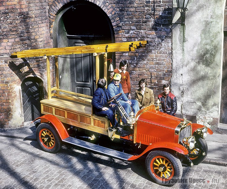 Пожарный «Руссо-Балт» после реставрации. Слева направо: Элмарс Жвигулис, Викторс Кулбергс, Алдис Ауниньш, Янис Стрелис, Харийс Осис