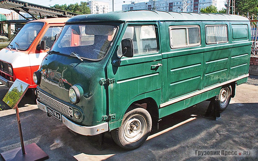 [b]ЕрАЗ-762ВГП[/b] – семиместный грузопассажирский фургон, выпускавшийся Ереванским автомобильным заводом с 1988 по 1994 год. Производство ЕрАЗ-762 началось в 1966 году. Эту модель создали в Риге на узлах и агрегатах ГАЗ-21 «Волга» и поэтому перевод на агрегатную базу ГАЗ-24 проходил болезненно. Внедрили 85-сильный движок ЗМЗ-24-01 (под бензин А-76), сохранили трансмиссию и подвеску от ГАЗ-21Р. Особенно радовали на горных дорогах тормоза без усилителя. Хотя светотехнику всё же подтянули под нормы ЕЭК ООН. При этом в ЕрАЗ-762 был алюминиевый пол, тогда как в RAF-2203 – фанерный