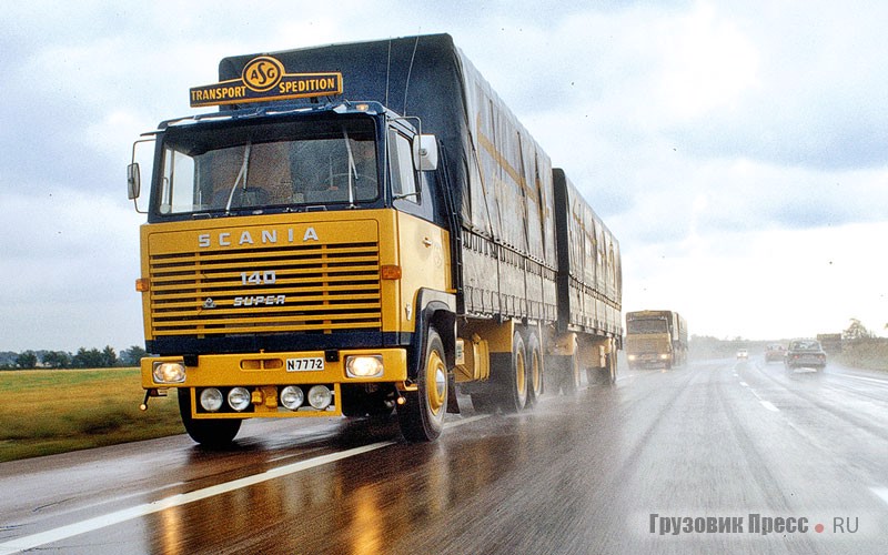 Автопоезд транспортной фирмы ASG в составе седельного тягача Scania LBS140 Super. Именно такие грузовики 1970-х годов оснащались двигателями V8 Scania DS 14. Без сомнений эта серия тяжеловозов Scania получила бы звание «Международный Грузовик Года 1970», но, к сожалению, в конце 60-х обладателя подобного титула ещё не выявляли