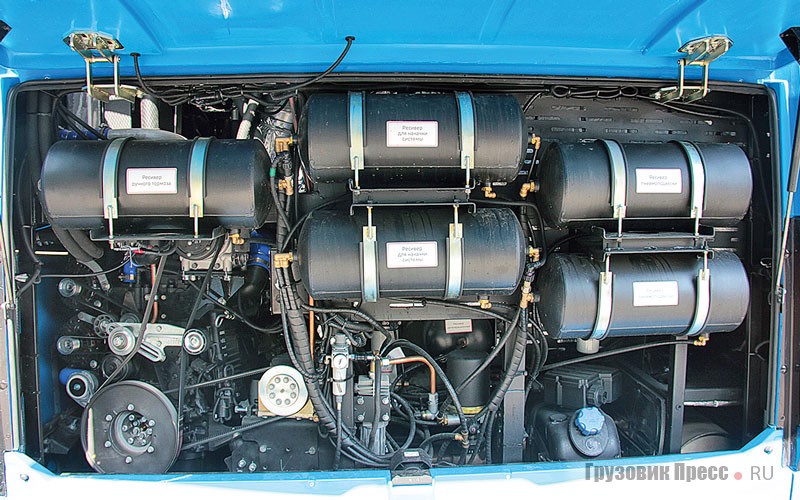 За изобилием приводов вспомогательных агрегатов, проглядывается хорошо знакомый 6,7-литровый Cummins серии ISB