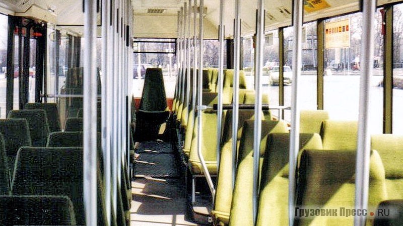 Салон автобуса Typ FFG Prototyp VÖV-Bus II. На смену традиционным диванам пришли сиденья из стеклопластика с использованием пенопласта вместо привычного поролона и обшитые тканью. Рабочую зону водителя отделяла стеклянная перегородка