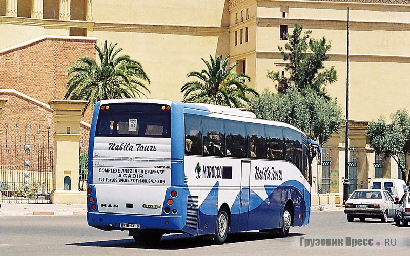 На улицах городов полно туристских автобусов