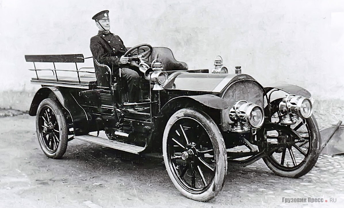 Полицейский автомобиль Martini около гаража и во время выезда команды городовых. Машину украшает табличка с надписью на шведском языке – Polis (Полиция). Або (ныне Турку), Финляндия, 1911 г.