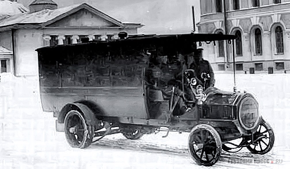 «Чёрный ворон» NAG Typ L4 в работе, автомобиль был рассчитан на перевозку 18 арестантов, на переднем сиденье размещался шофёр и двое конвойных. Санкт-Петербург, 1910 г.