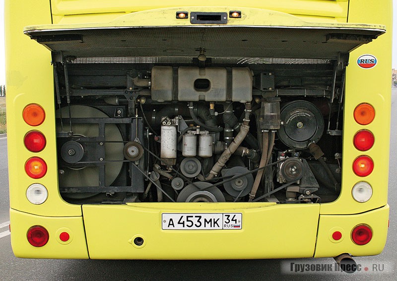 Двигатель скомпонован в заднем свесе, а задние фонари собраны в вертикальную гирлянду