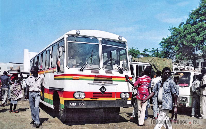Испытания одного из первых автобусов Neoplan N 311 Intercity Tropic Bus, построенного на удлинённом шасси W50 L/Sp. Гана, 1985 г.