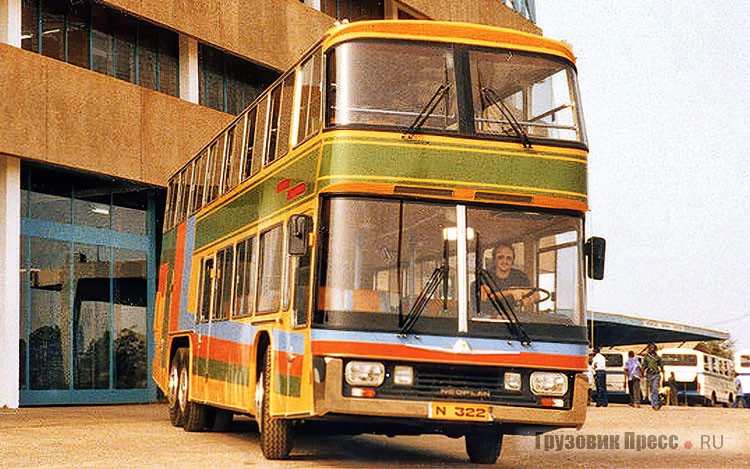 В конце 1977 г. на заводе Neoplan Ghana в Кумаси собрали первый двухэтажный трёхосный автобус N 322/3 Skyliner – флагман в версии Tropic отличался от немецкого аналога N 122/3 раздельными ветровыми и плоскими верхними боковыми стёклами