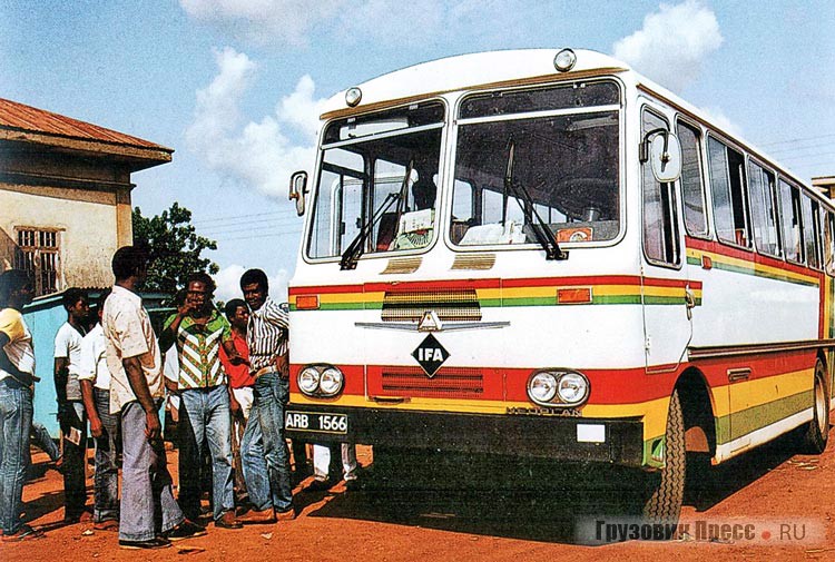 Отправленный на испытания в Африку Neoplan N 311 совместного производства ГДР и ФРГ раскрасили полосами в цвет национального флага Ганы. Немцы нашли компромисс – машину украшали эмблемы производителей и шасси, и кузова