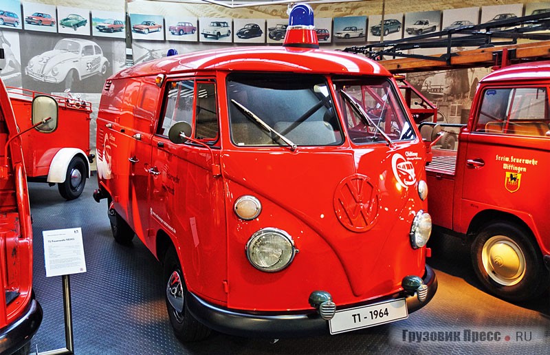 В коллекции музея «Фольксвагена» представлены сразу три варианта пожарных машин. Среди них цельнометаллический фургон [b]Volkswagen Transporter Kastenwagen Feuerwehr Typ 21[/b], служивший в городе Таппенбек (Нижняя Саксония)