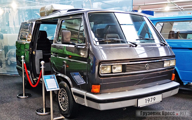 В 1979 году был представлен [b]концепт Volkswagen Traveller Jet[/b]. Он оснащался максимально богато: кондиционер салона, телевизор и индивидуальные кожаные кресла. Особенностью этой машины стали увеличенная площадь остекления, напротив сдвижной двери в левом борту сделано огромное тонированное окно «в пол», а задняя дверь выполнена прозрачной. Отделка салона и уровень комфорта для пассажиров позволяли конкурировать с самыми роскошными автомобилями той поры.Traveller Jet был оснащён ещё старым мотором воздушного охлаждения и стал предтечей появившейся в 1982 году модели Caravelle. Впрочем, серийную «Каравеллу» столь богато уже не оснащали