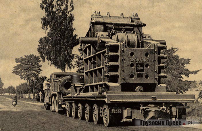 Тягач Tatra-141 буксирует 100-тонный прицеп
