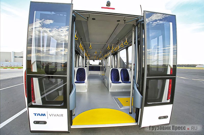 На автобусах TAM Vivair опционно может быть установлена дополнительная дверь в заднем торце кузова