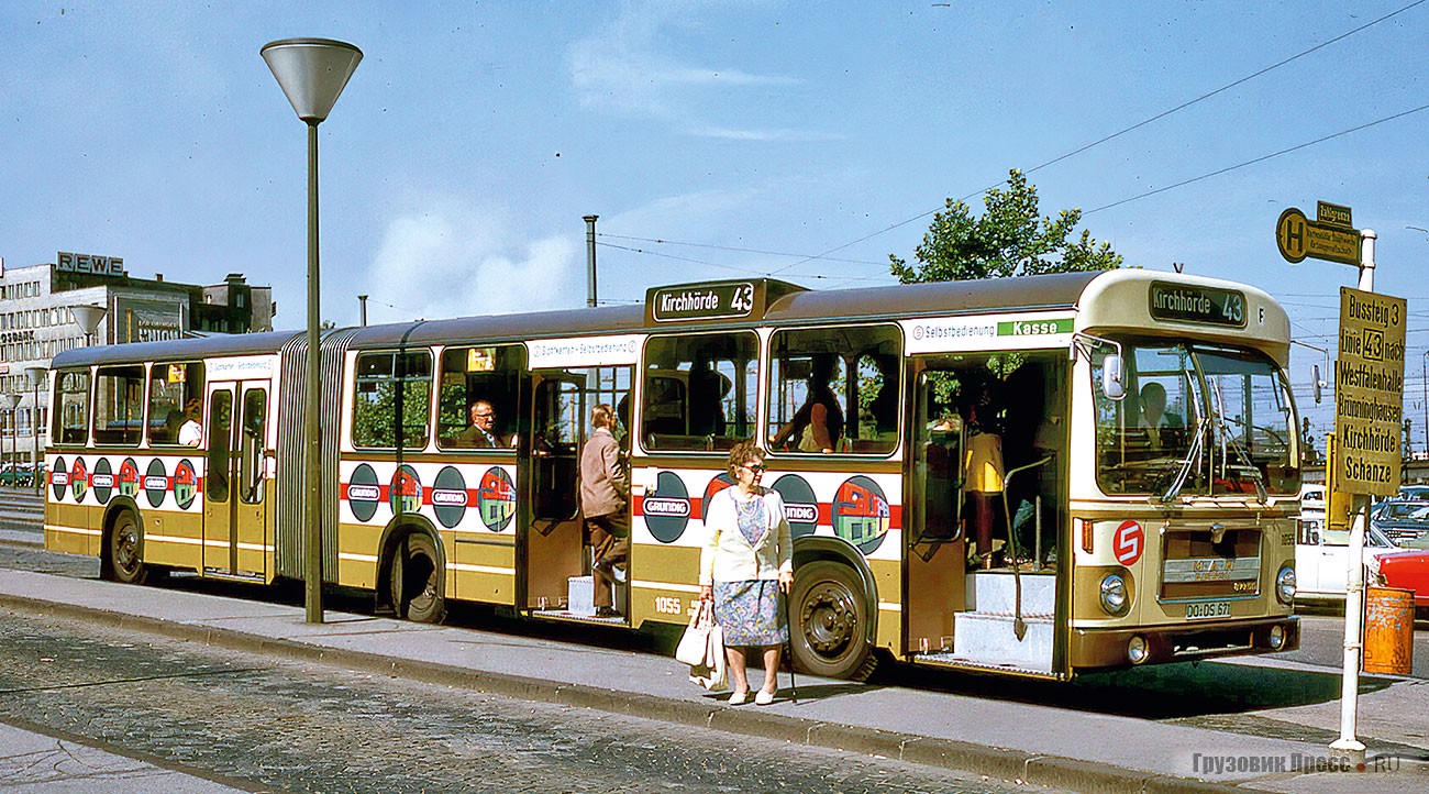 Сочленённые автобусы ФРГ начала 1970-х гг.: MAN 890 UG и MAN SG 192 стандартной серии. Несмотря на внешние различия, их конструкция была одинаковой: двигатель в базе тягача и высота уровня пола 920 мм