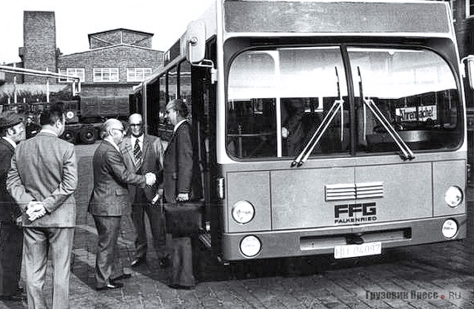 Глава министерства BMFT ФРГ Ханс Матхёфер (справа) благодарит Отто Шульца (слева) за создание революционной конструкции сочленённого автобуса. Гамбург. 1975 г.