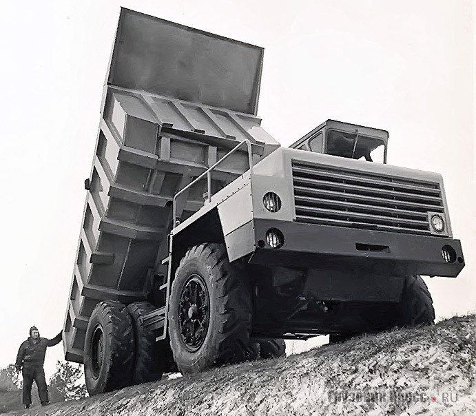 Неудачное решение оперения БелАЗ-540 из-за неправильной окраски. 1965 г.