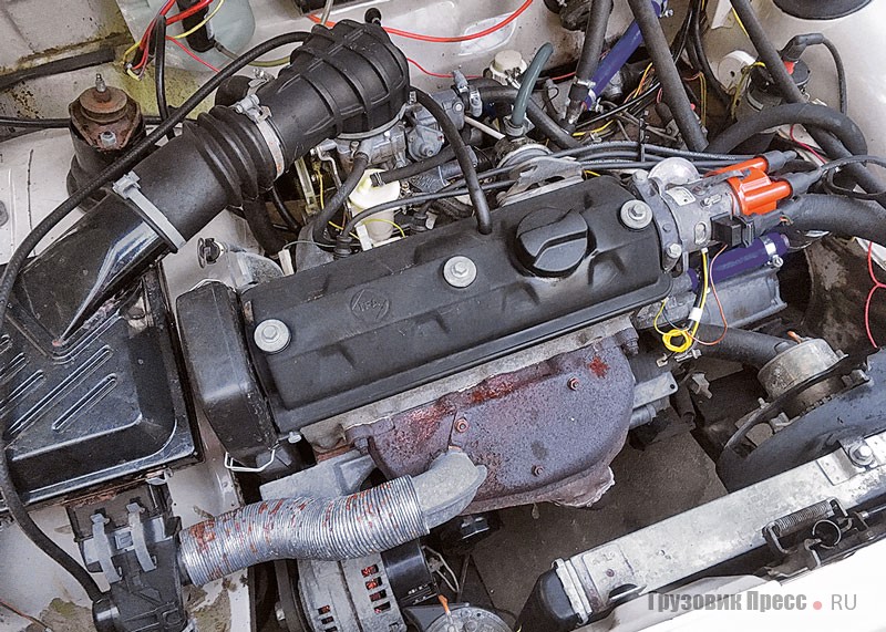 Лицензионный двигатель Volkswagen EA111 под капотом автомобиля Wartburg 1,3. Этот мотор изготовлен заводом в Карл-Маркс-Штадте и устанавливался на поздние «Баркасы»