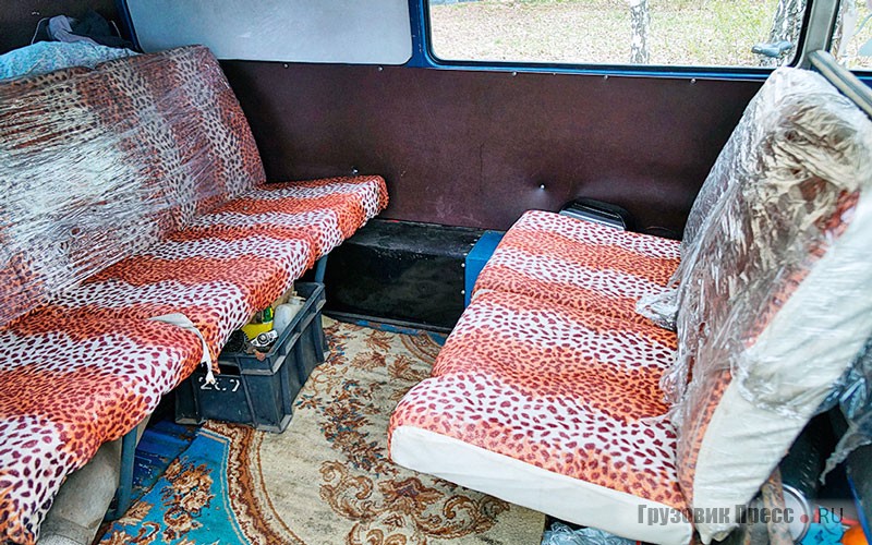 В пассажирском салоне комби-фургона – пять пассажирских мест, 3+2 vis-a-vis