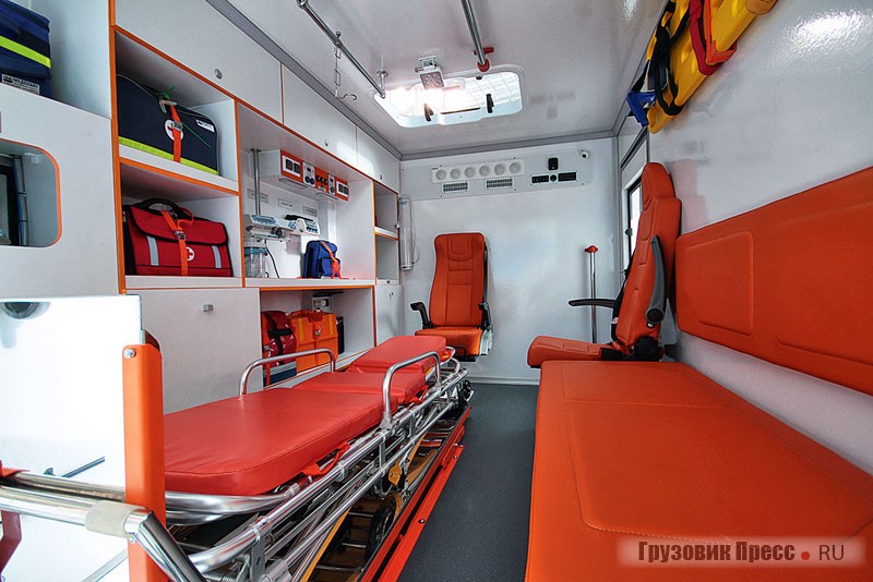 Благодаря прямоугольной конструкции в съёмном модуле «ГАЗель NEXT NN» (A21R26) удалось разместить двоих пациентов, двоих специалистов медицинского персонала и много необходимого оборудования