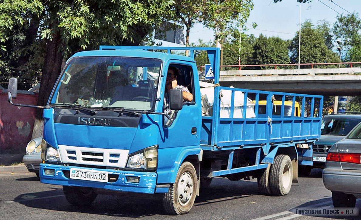 Основной грузовой поток Алматы состоит из мало- и среднетоннажников, таких как этот Isuzu, причём  много машин именно с открытыми платформами