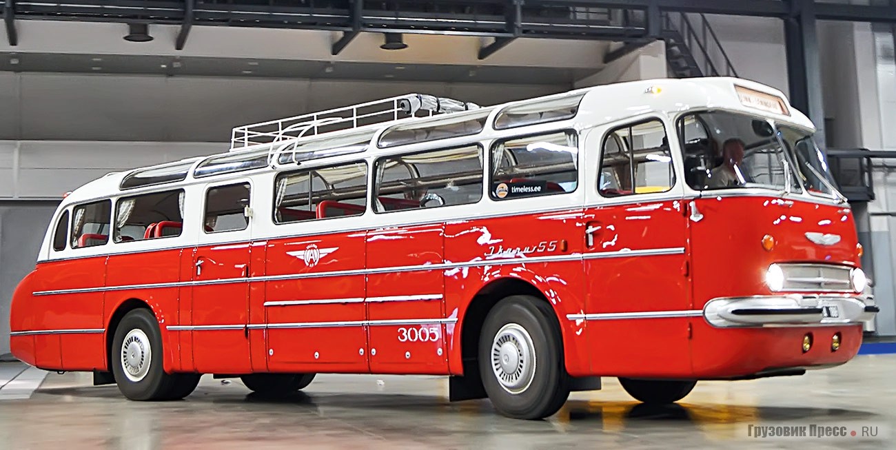 В этом великолепном автобусе [b]Ikarus 55.52[/b] остеклённые скаты крыши, а сиденья установлены навстречу друг другу, между сидений – столики
