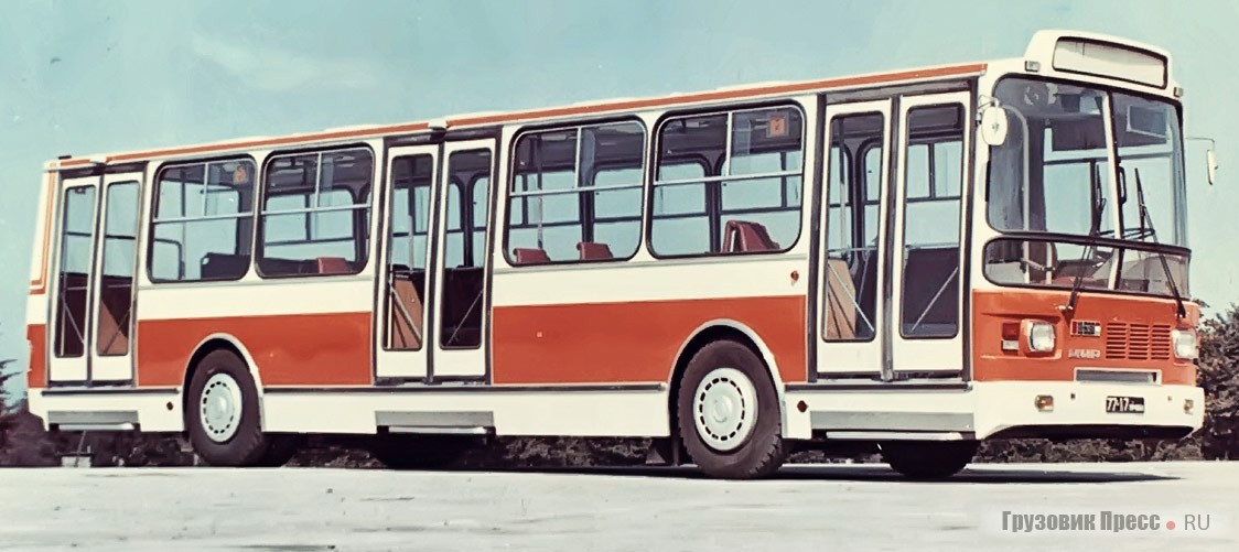 Новая модель совместного с ВНР проекта городского автобуса [b]11-630 «Мир»[/b], 1974 г.