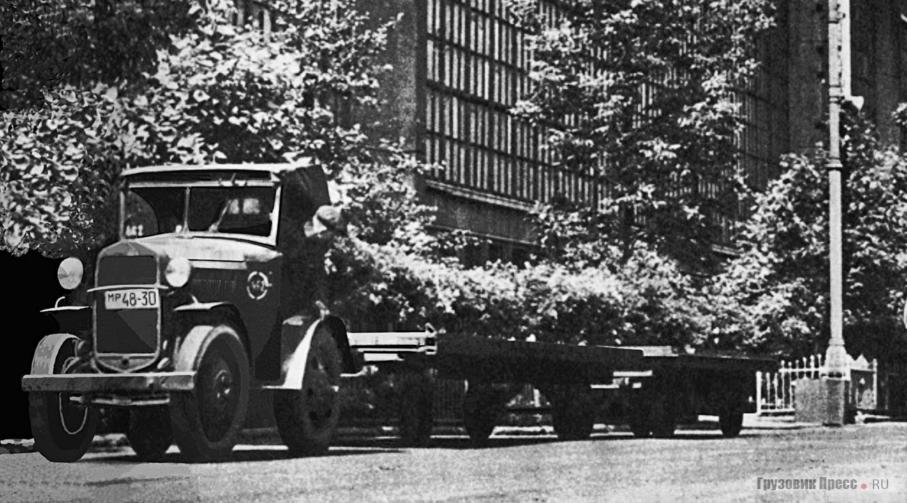 Газовский грузовик с двумя прицепными тележками на территории ЗИСа в 1950-е годы