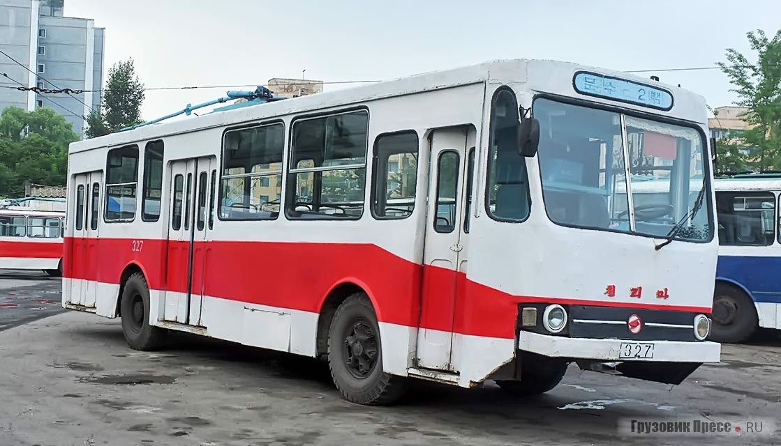 «Чёллима 961» хоть и выпускался в середине 1990-х, но из всех столичных троллейбусов имеет самый угрюмый внешний вид