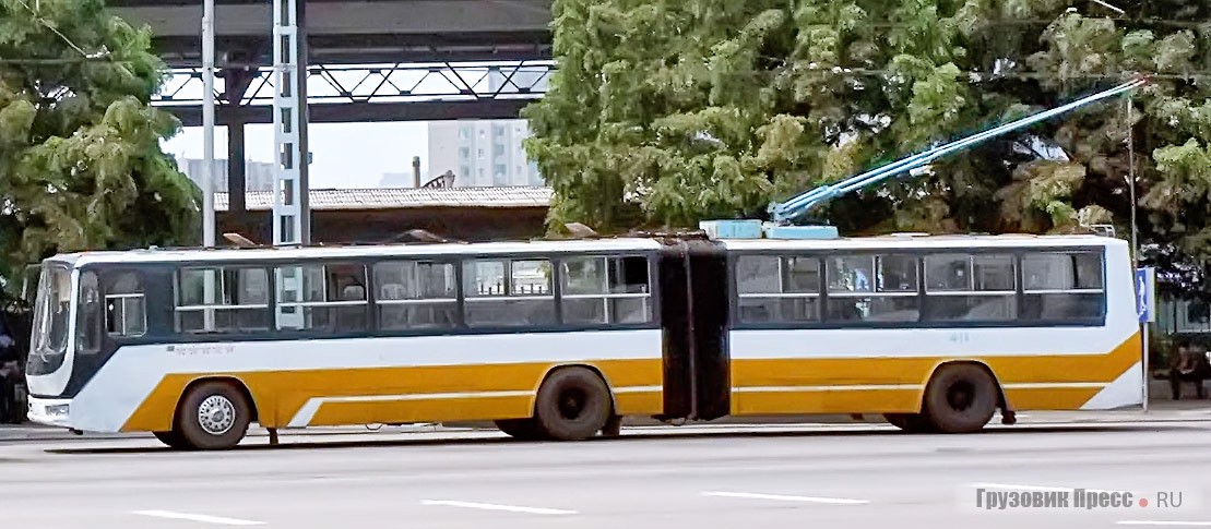 Сочленённый троллейбус «Чёллима 011», который построили в 2002 г. по неизвестным мне причинам назвали так же, как и его двухосный аналог. Оба троллейбуса работают на маршруте, который заканчивается непосредственно у Пхеньянского троллейбусного завода