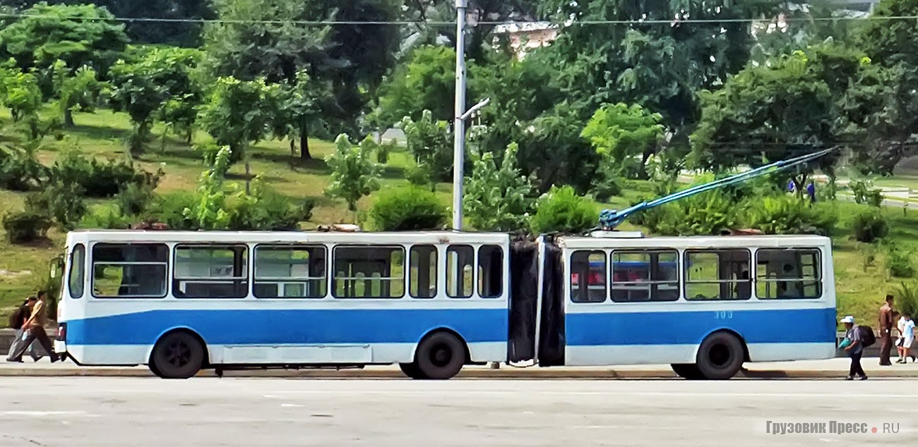 Сочленённый «Чёллима 971» встретить в Пхеньяне не просто. Во время моего визита в городе был замечен только один такой троллейбус