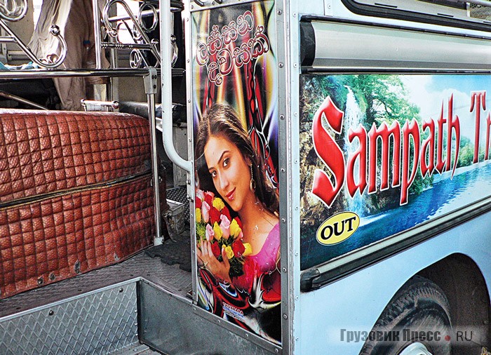 Ланкийские водители автобусов любят украшать свои машины портретами местных красавиц