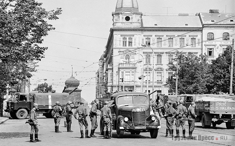 Бойцы 7-й гвардейской воздушно-десантной дивизии в ходе операции «Дунай» осматривают грузовик с надписью в поддержку первого секретаря ЦК КПЧ А. Дубчека. Прага, август 1968 г.