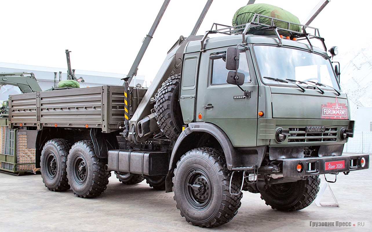 КАМАЗ-53501 с серийной кран-манипуляторной установкой КМУ В-10-2 военного назначения. Такие КМУ с 2016 г. серийно изготавливает ООО «Велмаш-С» (г. Великие Луки), которое с 2014 г. входит в состав PALFINGER. Штаб-квартира компании находится в Бергхайме, недалеко от Зальцбурга (Австрия). Фирма PALFINGER владеет в РФ и другими заводами, которые выпускают КМУ для российского вооружения и военной техники. Риторический вопрос: что знают иностранные разведки, в том числе об экспортных поставках российского оружия?