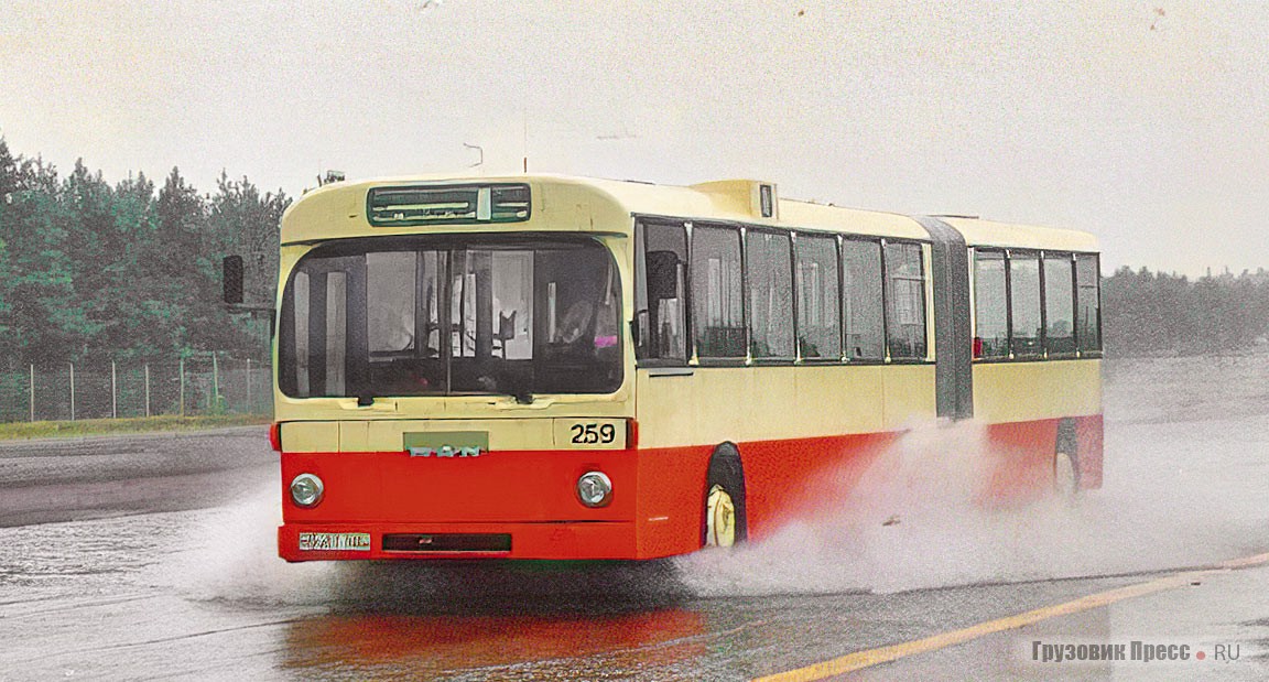 Автобус MAN SG 240H проходит испытания на сцепление на мокрой поверхности