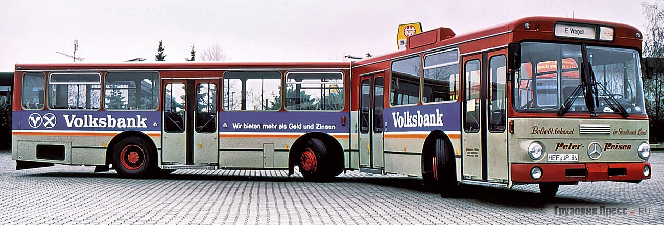 Автобус Vetter 16SH во время совершения манёвра