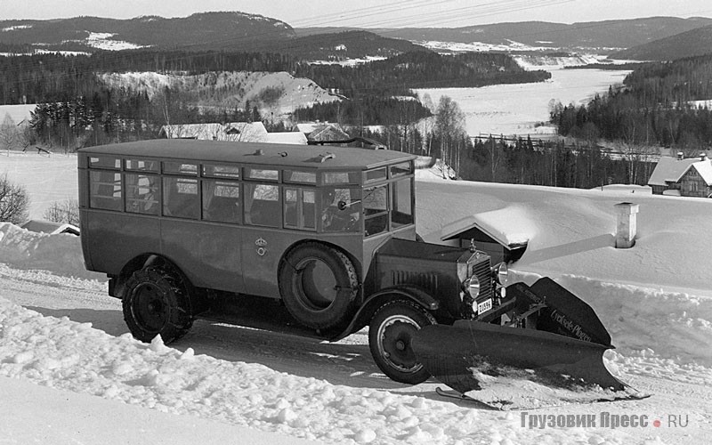 Почтовый автобус Scania-Vabis 3241, 1928 года, с плугом шведской марки Lycksele-Ploge. Плуг на автобусе – распространённый способ профилактического содержания зимних дорог. Со сколь-нибудь серьёзными заносами он бороться не мог