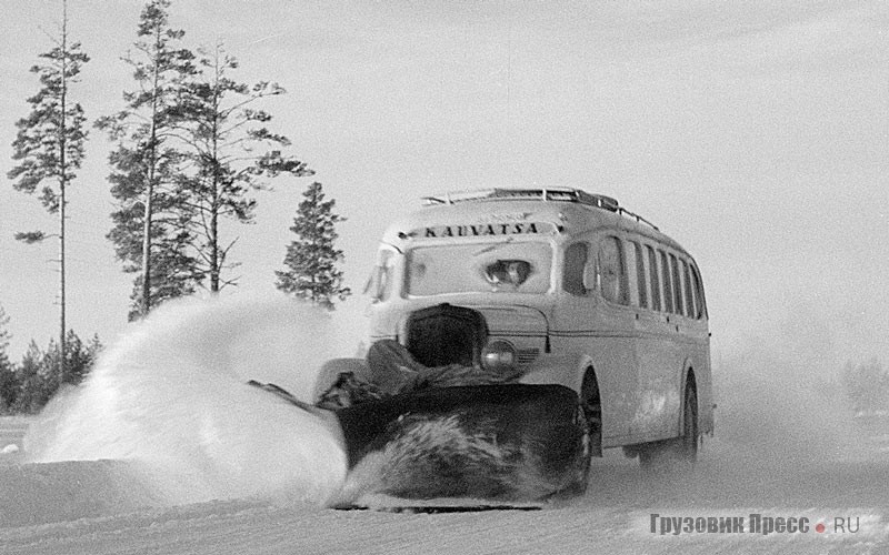 Рейсовый автобус Sisu SH-7 на зимних дорогах Финляндии, 1939 год. В скандинавских странах вообще практиковали совмещение обязанностей: автобусы перевозили пассажиров, почту, а иногда и грузы. И попутно прочищали путь